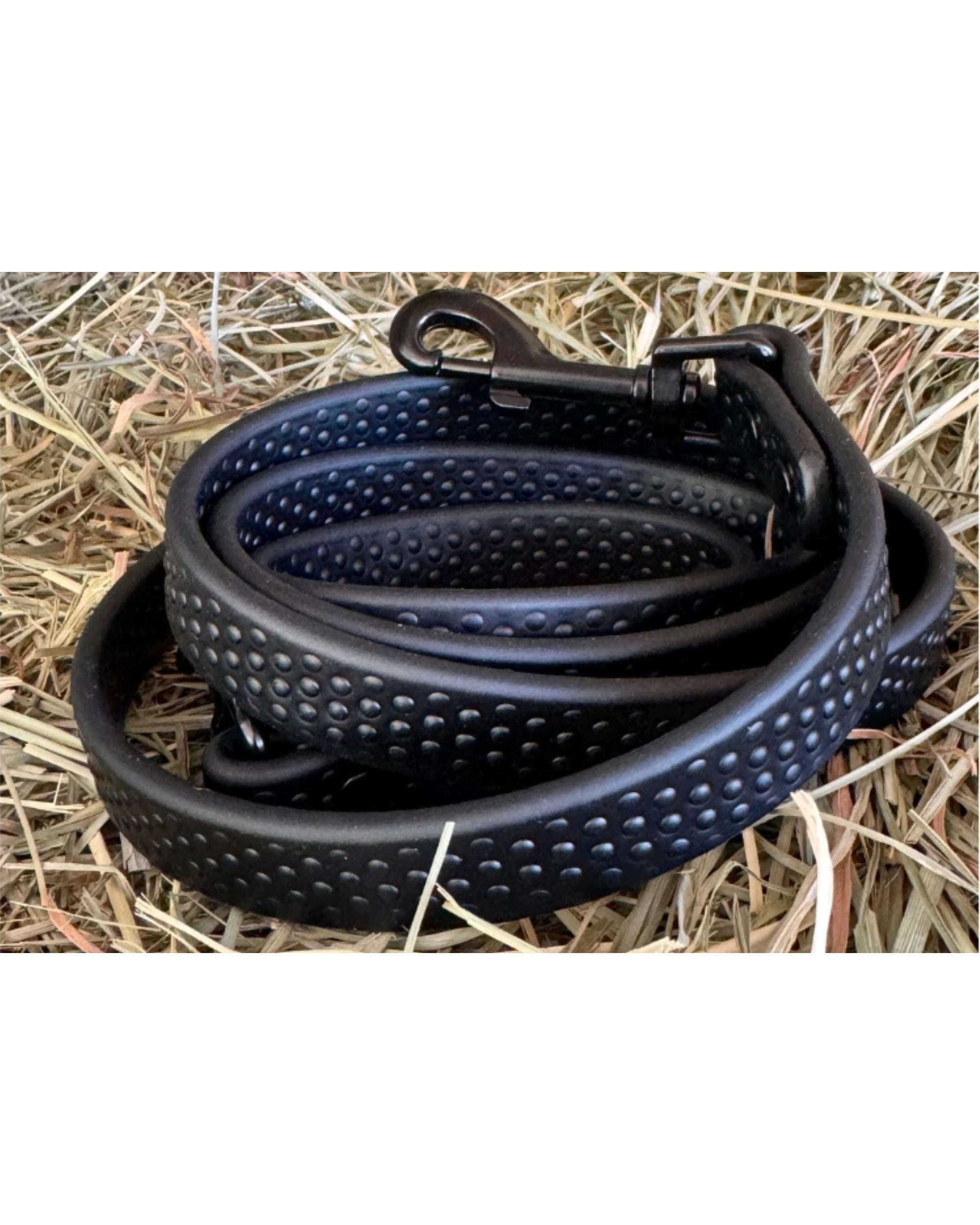 View of the Black PRO4MANCE Com4rt Grip Dog Leash on hay