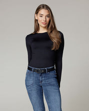 Front view of a female model wearing the black/silver Amsterdam Heritage Dieke Classic Leather Belt with blue jeans on a plain background