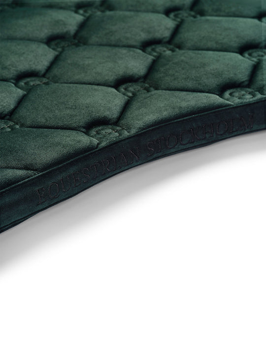 Close-up view of the spine on the Sycamore Green Equestrian Stockholm Velvet Jump Saddle Pad on a plain background